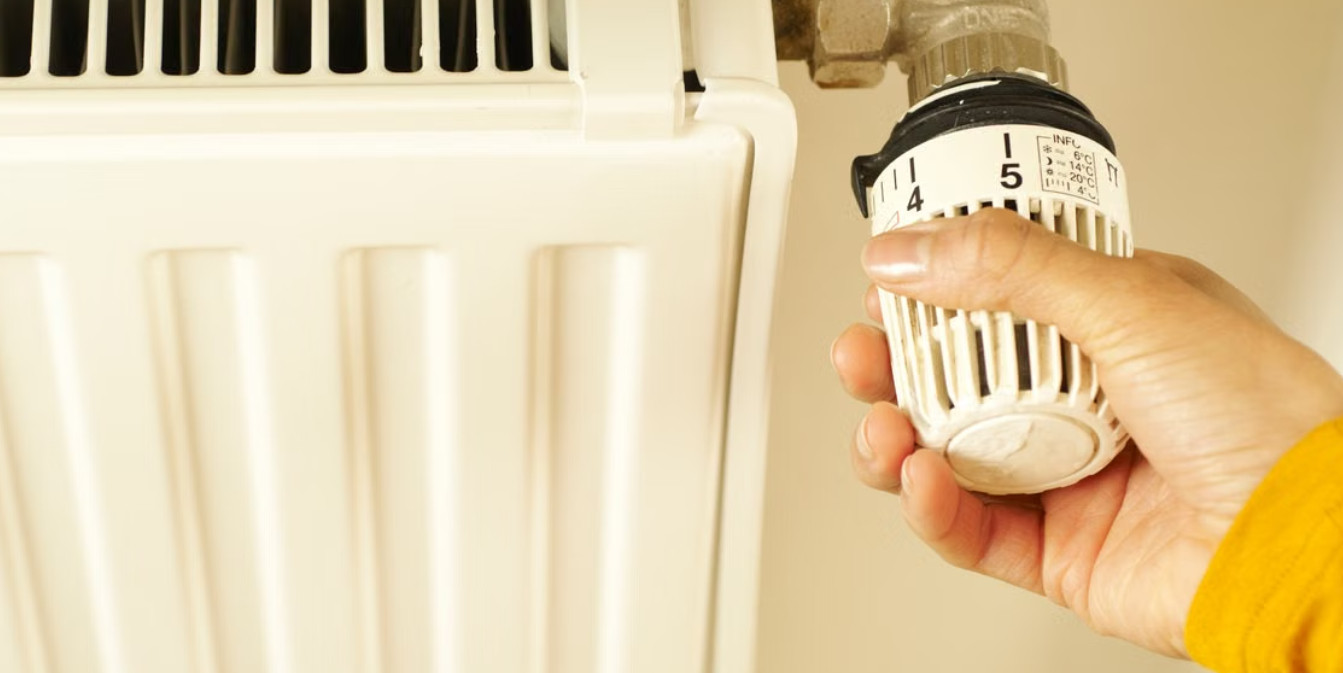регулировка термостата радиатора для контроля температуры отопления в доме