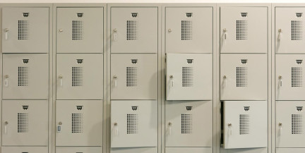 Забыли вещи в камере хранения в магазине? Как их вернуть, пояснил адвокат