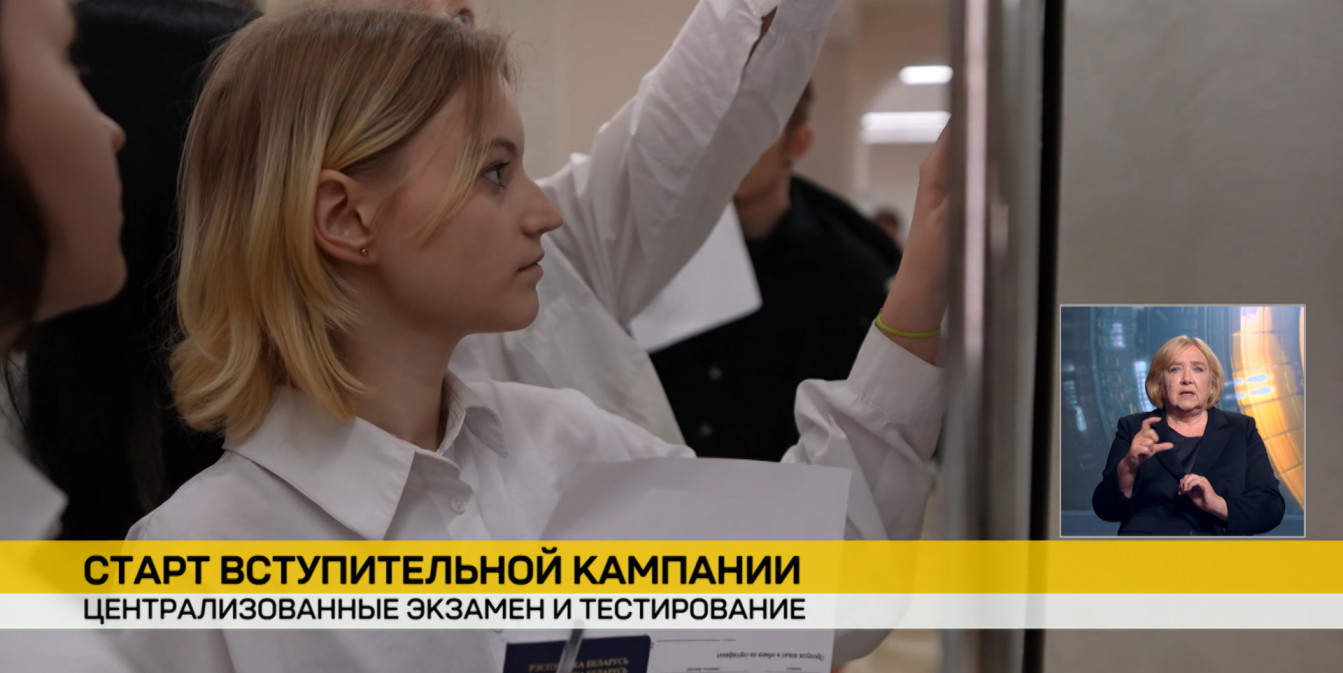 Молодая девушка готовится к ЦТ