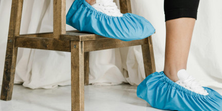 Наденьте бахилы! Законно ли такое требование, пояснил специалист