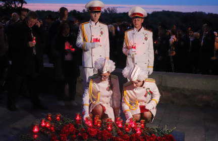 «Никто не забыт. Ничто не забыто». В Гомеле прошел митинг, посвященный Дню всенародной памяти жертв Великой Отечественной войны и геноцида белорусского народа (ФОТОФАКТ)
