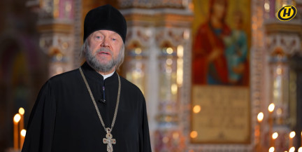 Священник рассказал, как хранить освященную воду и очищает ли от грехов купание в проруби на Крещение