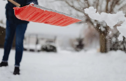 Белорусов обязали чистить снег вокруг своих авто – постановление Совмина