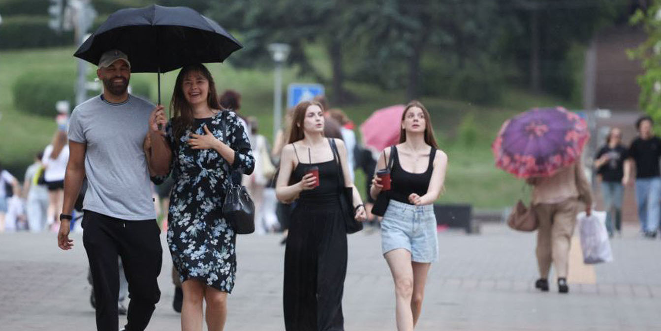 люди идут по летнему городу