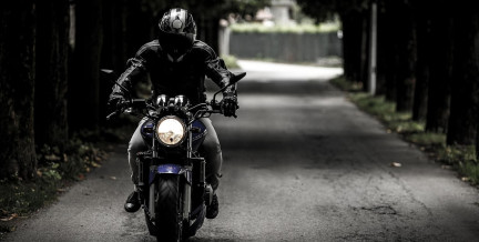 Мотоциклист газует во дворе: могут ли его за это наказать