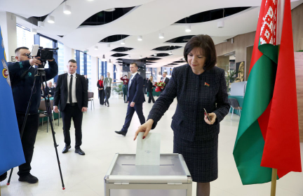 Председатель Совета Республики Наталья Кочанова и герой Беларуси Марина Василевская проголосовали в Минске