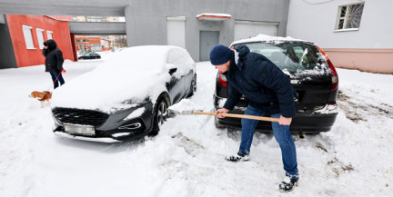 Жители Минской области помогают коммунальным службам в уборке снега