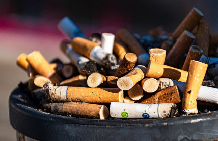 В Беларуси могут оштрафовать за курение в подъезде