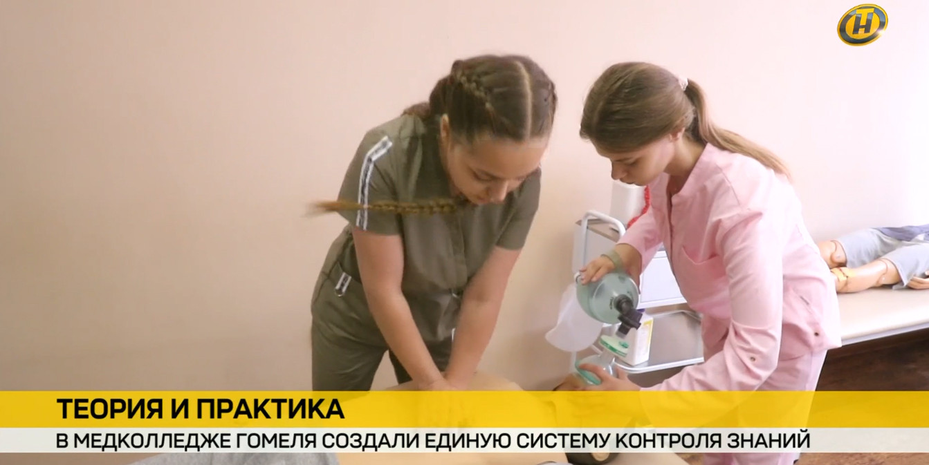 учащиеся колледжа тренируются на тренажере проводить сердечно-легочную реанимацию