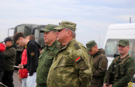 Первый заместитель Министра обороны Беларуси прибыл в район выполнения задач авиацией на аэродромный участок дороги