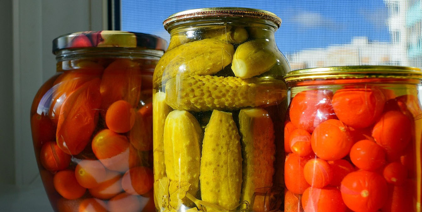 банки заготовок с огурцами и помидорами