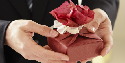 Как поздравить крестника с Пасхой, если вы в ссоре с кумовьями