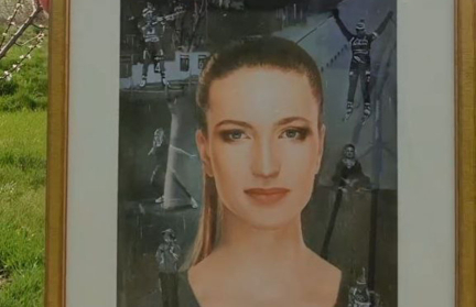 Дарья Домрачева похвасталась подарком от известного художника Никаса Сафронова