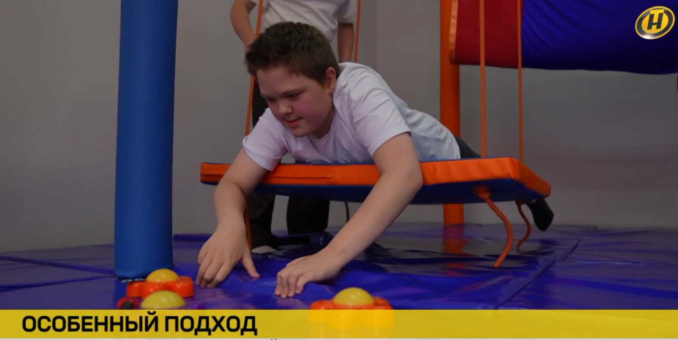 Гамак, труба, платформа – не просто игра: как новые тренажеры помогают особенным детям учиться и расслабляться. Репортаж ОНТ