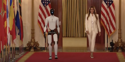 Мелания Трамп на саммите ИИ в Белом доме появилась в сопровождении робота