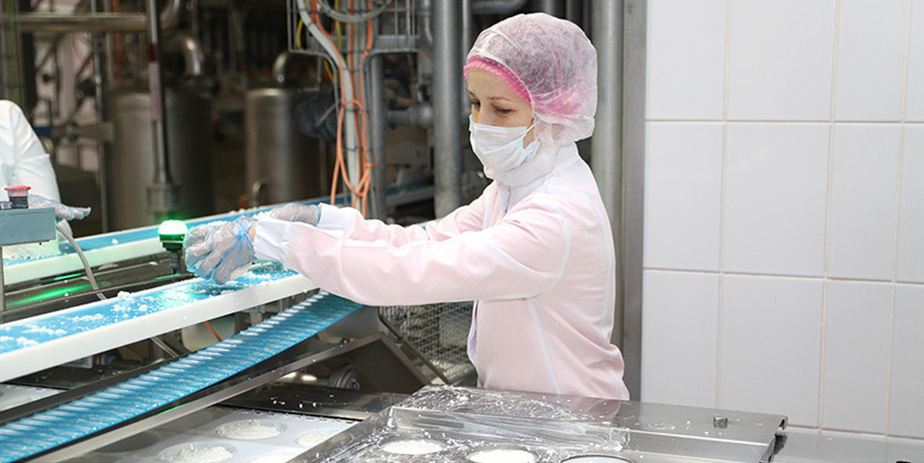 работница предприятия "Савушкин продукт"