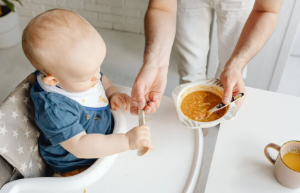 Нужно ли заставлять ребенка доедать еду, пояснили специалисты