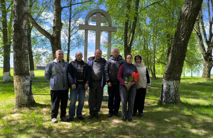 Там в войну сожгли 400 человек и семью за помощь партизанам. Как встречают День Победы в Старых Чемоданах