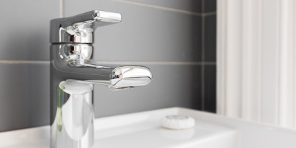 Жители многоэтажки в Минске смыли в канализацию кошачий наполнитель – весь дом остался без воды