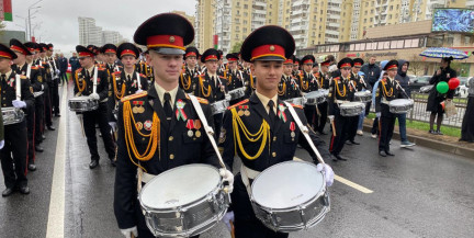 «Готовы постоять за Родину»: суворовцы стали во главе шествия с 500-метровым флагом
