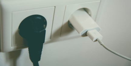 Проблемы с розеткой: когда пора вызывать электрика