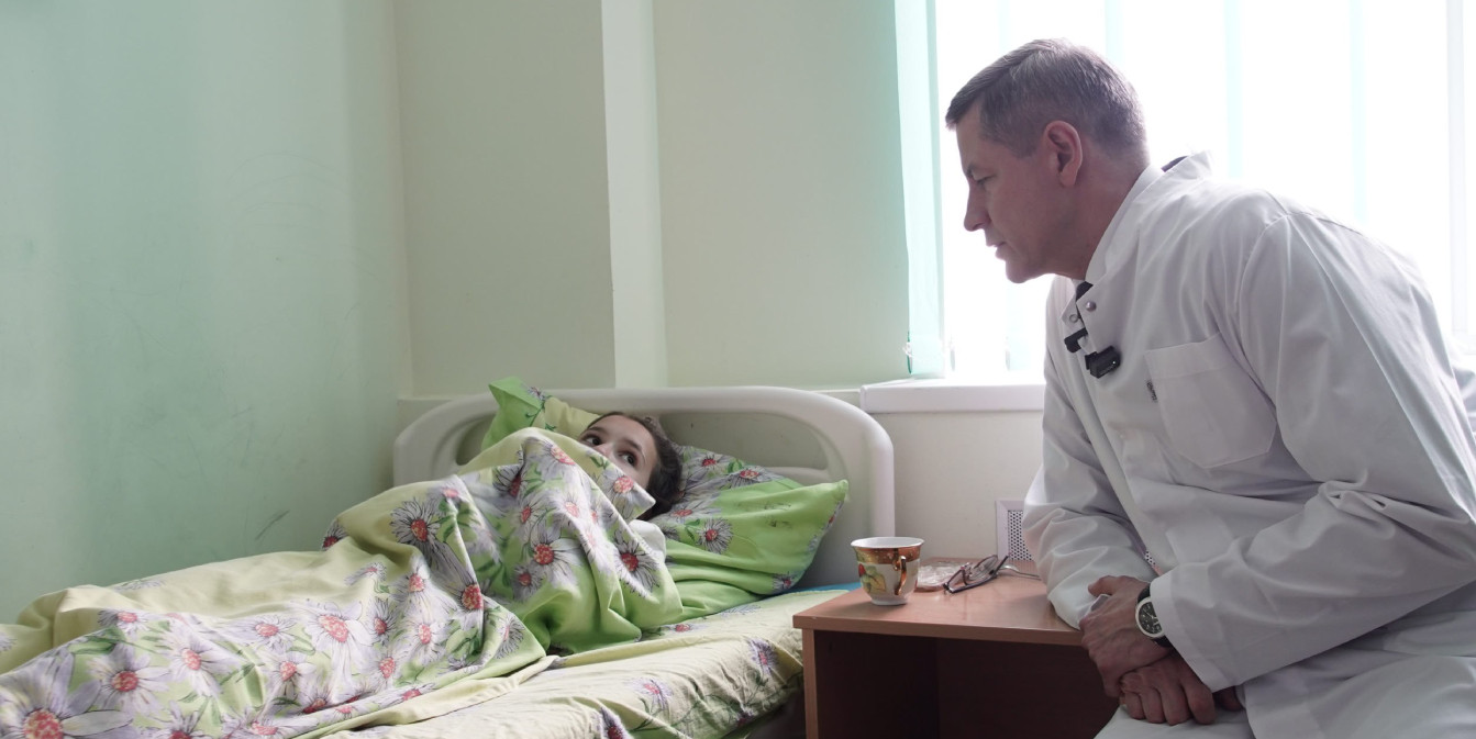 Егор Ковальчук навещает в больнице детей, пострадавших в результате целенаправленной атаки на пассажирский автобус