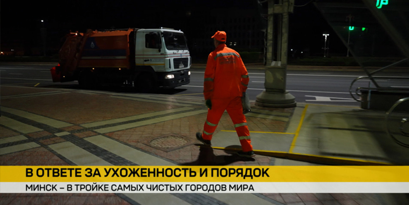 человек работает ночью на улице