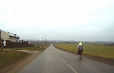 Пьяный мужчина рассекал на самокате под Логойском: что было дальше