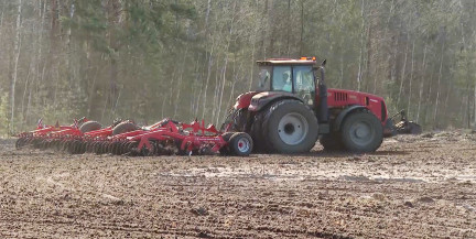 С первыми теплыми днями в регионах Беларуси стартовала посевная кампания