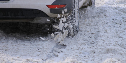 Машина застряла в сугробе? Как правильно выехать из снежной ловушки, рассказал автоэксперт