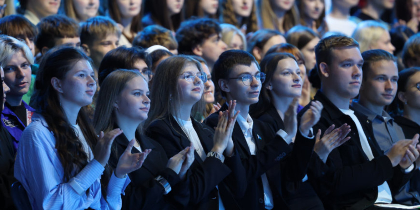 молодежь во время форума «Молодежь. Беларусь. Будущее»