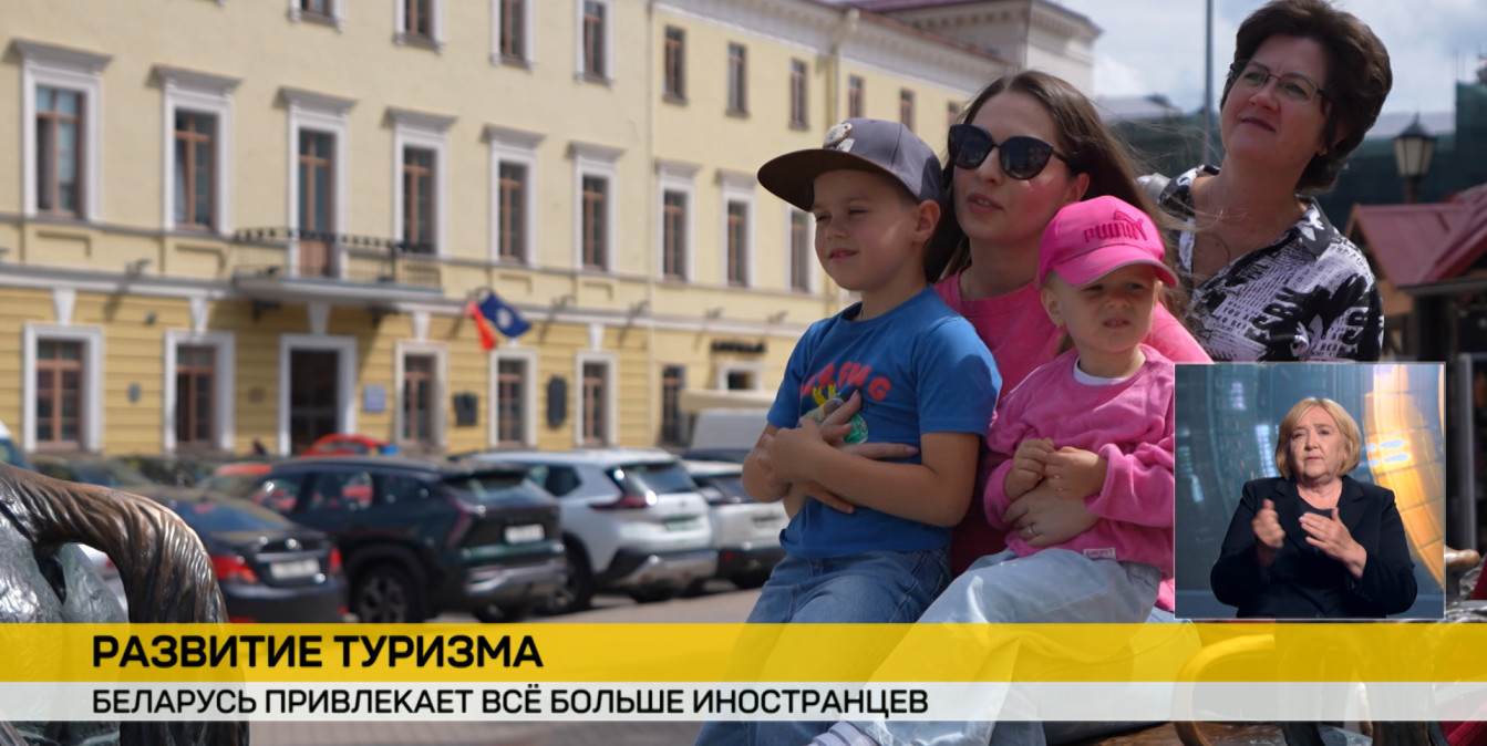 Мама держит детей на руках, хорошая погода и радостное настроение