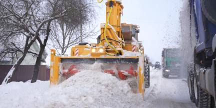 Как спастись от снежного коллапса? «Дорэлектромаш» презентовал мощный снегоочиститель