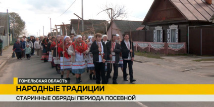 В Ветковском районе провели ритуал «Хоровод сена» для хорошего урожая