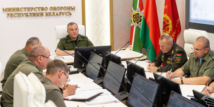 Министр обороны Беларуси обсудил с военкомами выполнение поручений Президента по уборочной