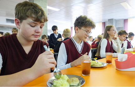 Вынос продуктов и истекшие сроки годности. О нарушениях в школьных столовых рассказали в КГК