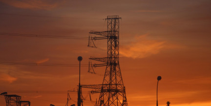 20 тысяч домов без света: в Англии мужчина залез на ЛЭП в центре города, полиция арестовала его