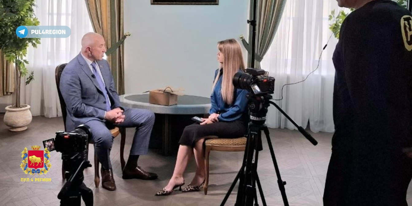 Юрий Караев дает интервью телеканалу ОНТ