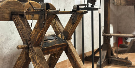 Пояс верности, стул с шипами: выставка «Сумерки средневековья» показывает, как вершили правосудие в XII-XVI веках