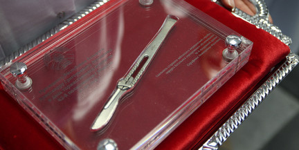 Лукашенко подарили скальпель времен Великой Отечественной войны