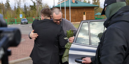 На белорусской стороне тепло встретили возвращенных после обмена задержанных