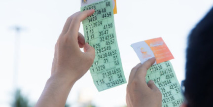 Кассир заправки обманул клиента, выигравшего €1,5 млн в лотерею, забрав его билет себе