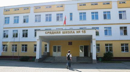 В школах с 1 сентября будут выборочно досматривать учеников: что известно
