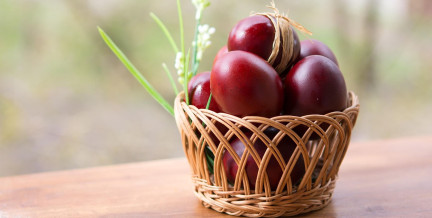 Можно ли украшать яйца к Пасхе наклейками с иконами: куда потом девать такую обертку