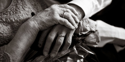 Мужчина с болезнью Альцгеймера повторно сделал предложение жене спустя 39 лет брака