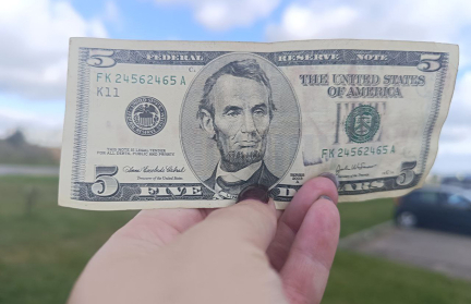 Попробовали поменять доллары с «откровенной» плесенью. Получилось или нет – в репортаже журналистов ont.by