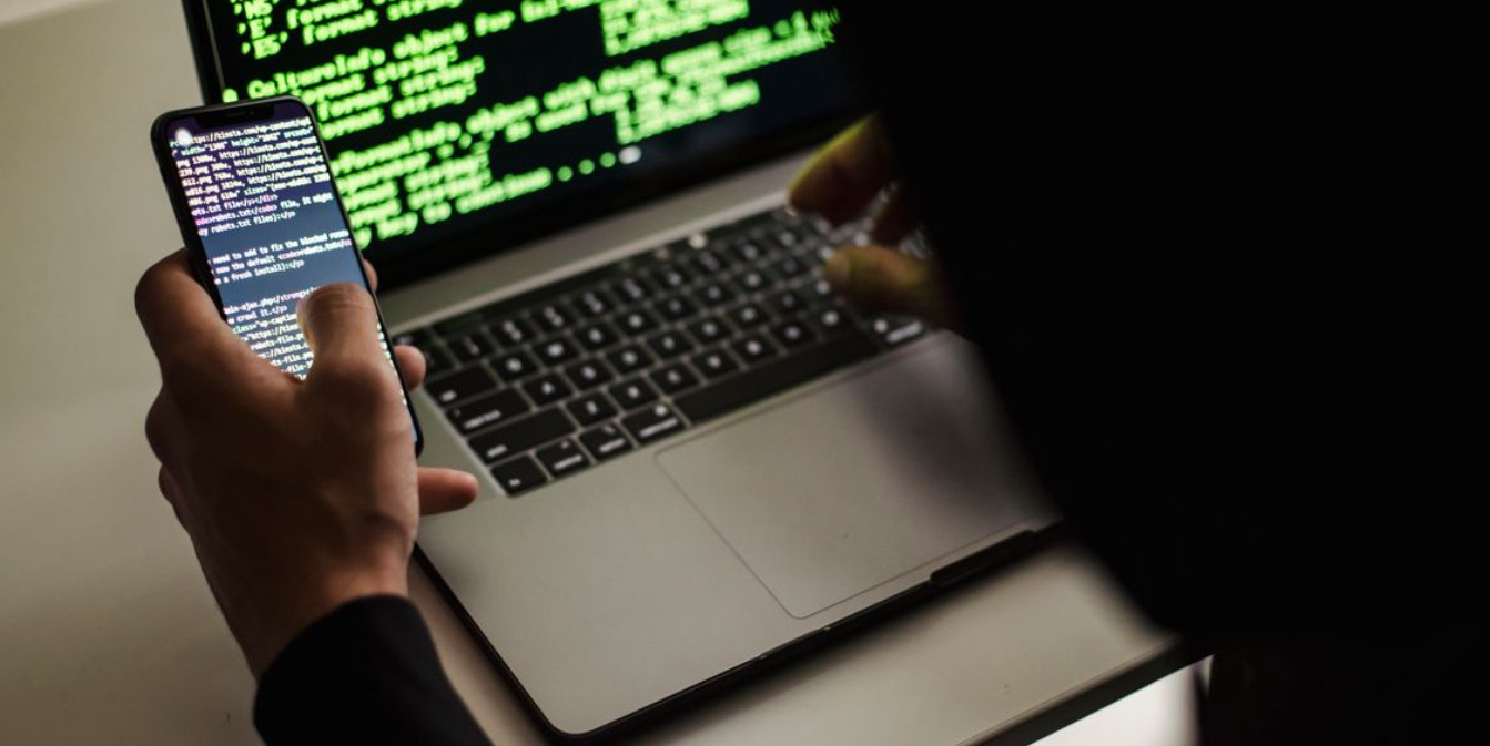 разработчик с ноутбуком и смартфоном