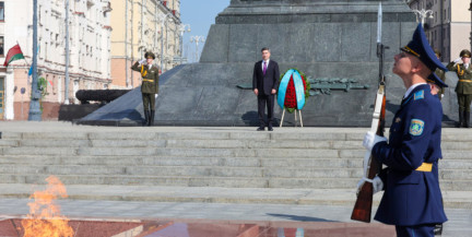 Премьер-министр Казахстана возложил венок к монументу Победы в Минске