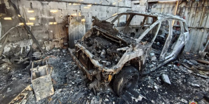 В Кировске из-за сварочных работ сгорел гараж вместе с автомобилем