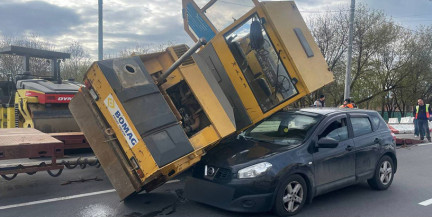 В Минске каток упал с тягача на легковушку